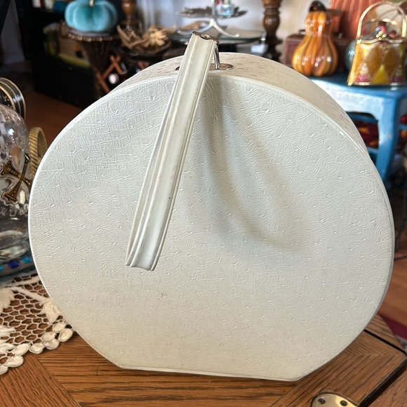 Vintage 60’s Round Train Case - Picture 3 of 14